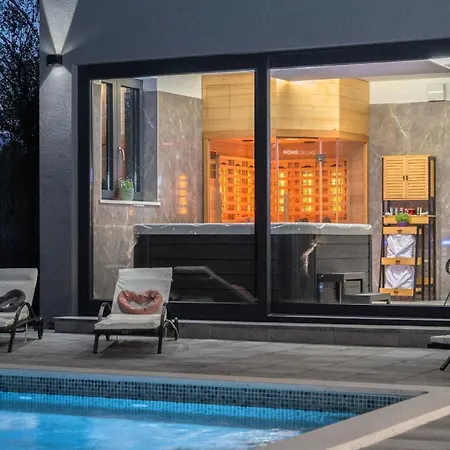 Mit Privatpool Fuer 6 Personen Ca 150 Qm In Zupanici, Istrien Binnenland Von Istrien Cubanici