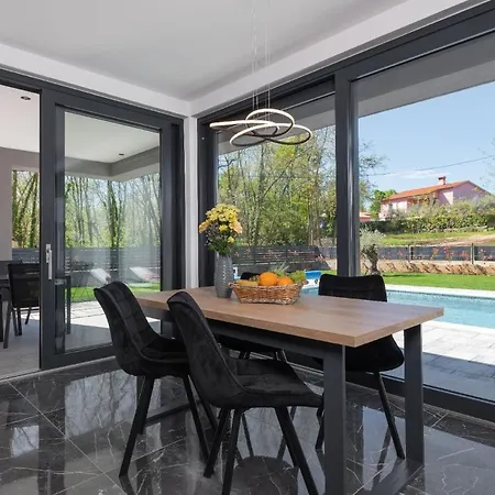 Mit Privatpool Fuer 6 Personen Ca 150 Qm In Zupanici, Istrien Binnenland Von Istrien Holiday home